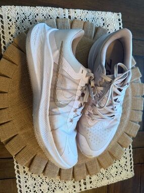 Nike Women’s Zoom Winflo 8 light pink running shoes.